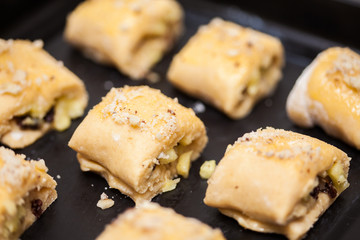 Strudels en la lata antes de ser horneados