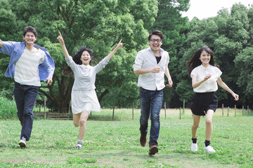 草原を駆ける学生たち