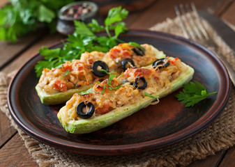 Stuffed zucchini with chicken, tomatoes and olives with cheese crust