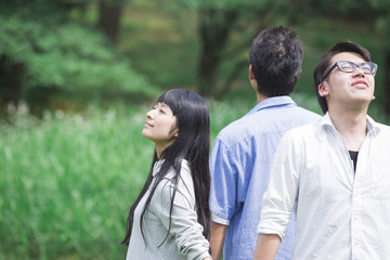Obraz premium 草原に立つ学生たち