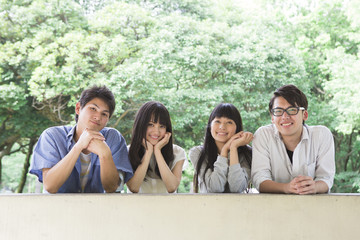 公園でくつろぐ学生たち