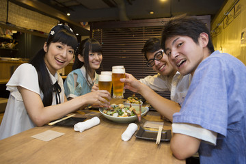 飲み会を楽しむ若者たち