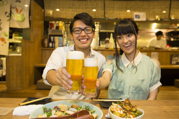 飲み会を楽しむ若者たち
