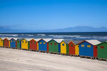 Naklejka premium 海水浴場のカラフルな脱衣小屋