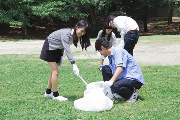 清掃活動をする学生たち