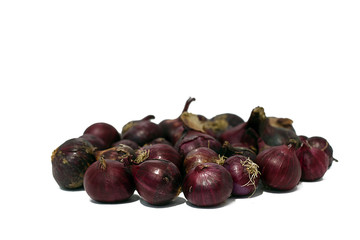 Obraz premium Red onions isolated on white backgrounds.
