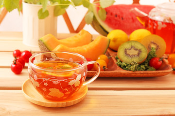 一杯の紅茶と新鮮な果物