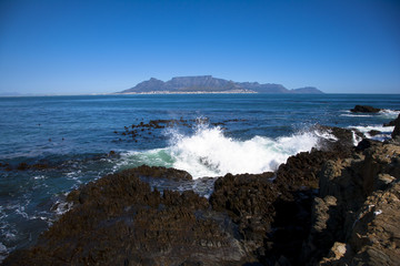 ロベン島の黒人専用刑務所博物館よりケープタウンを望む