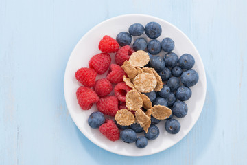 blueberries, raspberries and wholegrain flakes