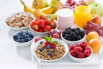Delicious and healthy breakfast with fruits, berries and cereal