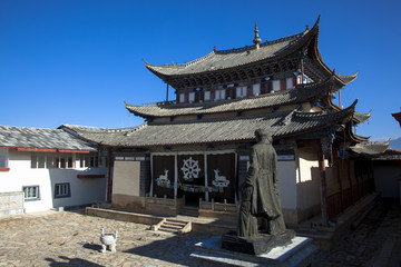 Fototapeta premium 独克宗古城の中心鎮公堂