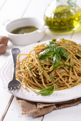 spaghetti di farina integrale con pesto alle noci