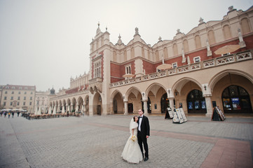 Obraz premium Young elegant and hearty wedding couple in love on streets of Kr