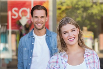 Fototapeta premium happy couple standing in front of a SALE sign