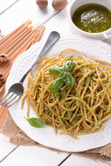 spaghetti di farina integrale con pesto alle noci