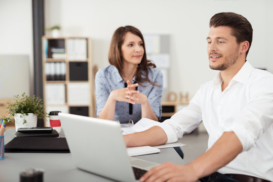 kollegen im büro arbeiten an einem projekt