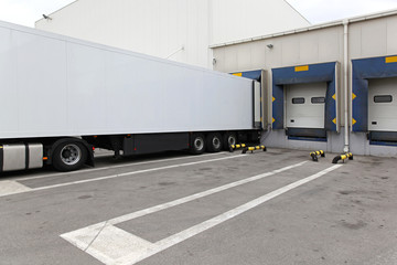 Semi trailer