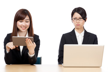 ビジネスウーマン　ノートパソコン　タブレット　不条理　格差　