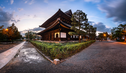 Naklejka premium Kenninji Temple in the Evening, the Oldest Zen Temple in Kyoto,