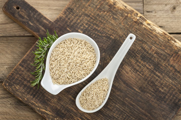 Naturreis auf Holzbrett in Porzelanschale