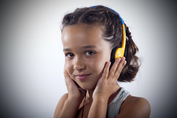 Niña con auriculares