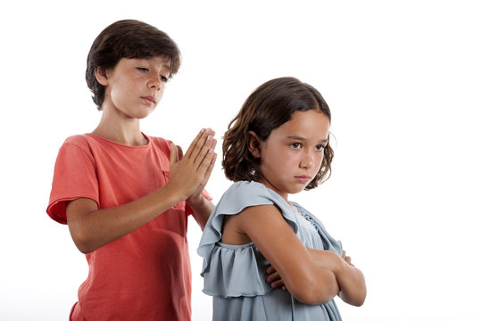 Ni&ntilde;o rog&aacute;ndole a su hermanita
