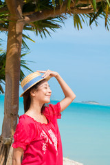 沖縄の海を楽しむ若い女性(7)