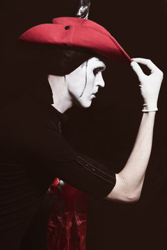 Mime in a red cowboy hat