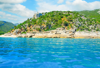 Obraz premium cala gonone shoreline on a cloudy day