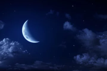 Foto auf Leinwand Großer Mond und Sterne in einem bewölkten blauen Nachthimmel © korionov