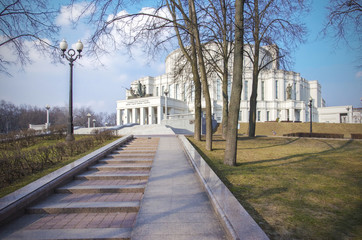 Минск: Театральный сквер и Большой театр оперы и балета Республики Беларусь.