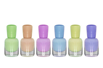 Vernis à ongles de couleur sur fond blanc sans reflet