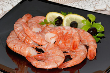 Raw fresh shrimp and lemon