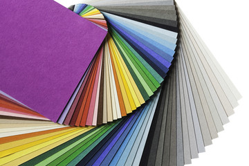 Palette de couleurs en papier sur fond blanc