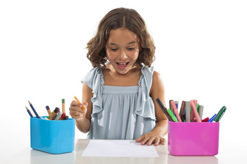 Niña alegre con lápices de colores