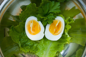 куриное вареное яйцо со свежим салатом
