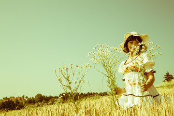 Vintage Style: Mädchen im Spätsommer im Weizen als Hintergrund 