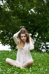 Obraz premium Young blonde woman on green meadow