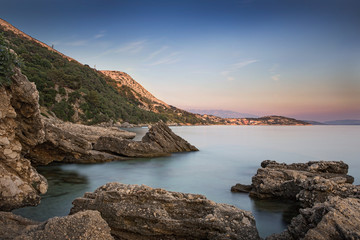 Küste im Sonnenuntergang in Krk, Kroatien
