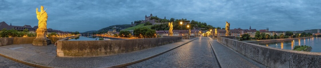Würzburg / Blick von der Alten Mainbrücke auf die Festung Marienberg.