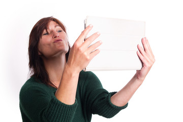 Frau macht ein selfie mit einem Tablett