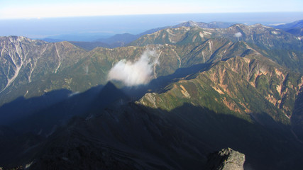 槍ヶ岳山頂より槍の影と西鎌尾根