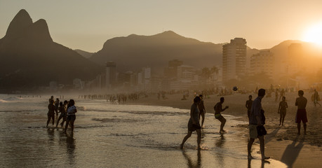 Gringos olhando para o jogo carioca, altinha - obrazy, fototapety, plakaty