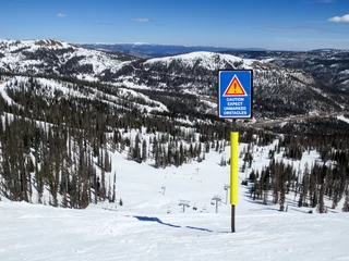 Fototapete Caution, expect unmarked obstacles sign at Wolf Creek ski area in Colorado © karagrubis