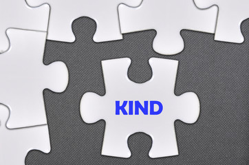 Obraz premium jigsaw puzzle written word kind