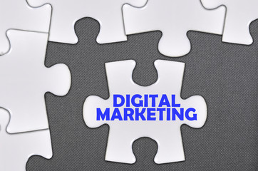 Fototapeta premium jigsaw puzzle written word digital marketing