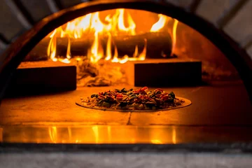 Foto auf Acrylglas Pizzeria Leckere Pizza im Ofen