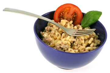 Bol de coquillettes au thon avec basilic et tomate
