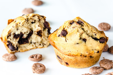 Muffins mit Schokolade Stückchen auf weiß