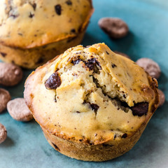 Muffins mit Schokolade und Kekse auf blauem Teller
